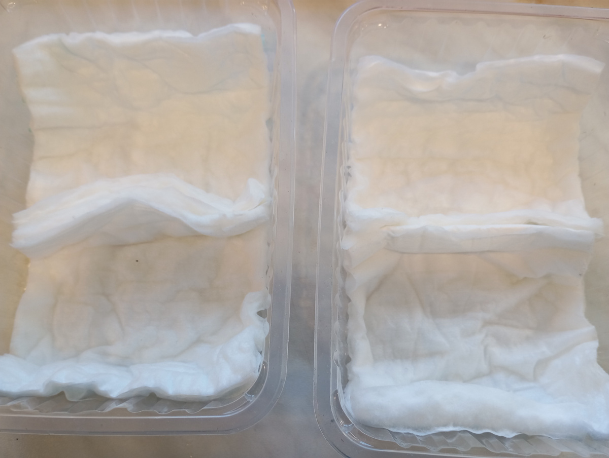 Застилаю дно контейнеров кусочками непромокаемой пелёнки.