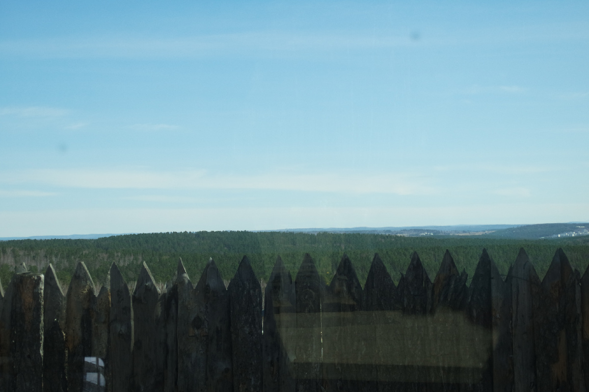 сперва из окна туристического автобуса