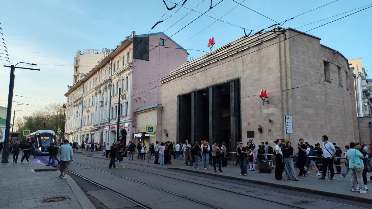 На улицу выходит станция метро, а вдоль всей Бауманской курсирует старый добрый трамвай. Фото: Мир Квартир