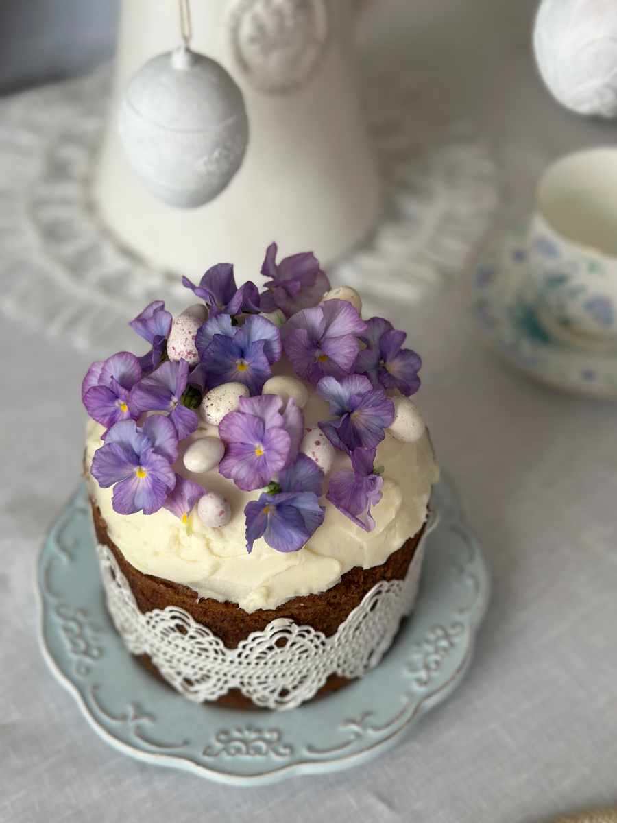 Вместо классической пасхи у меня морковный пирог - наш самый любимый. Шапочка из крем-чиза.