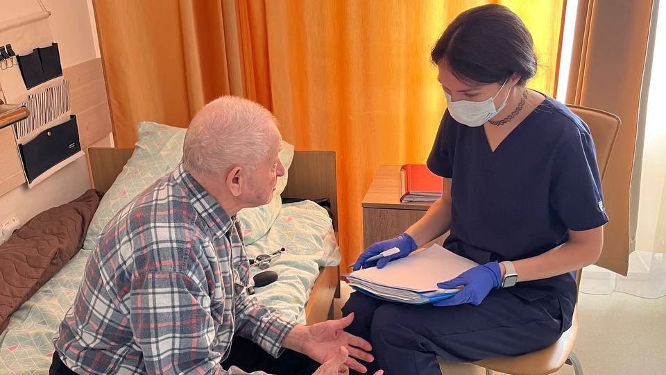    Мобильная бригада югорских врачей оказывает поддержку ветеранам ВОВ