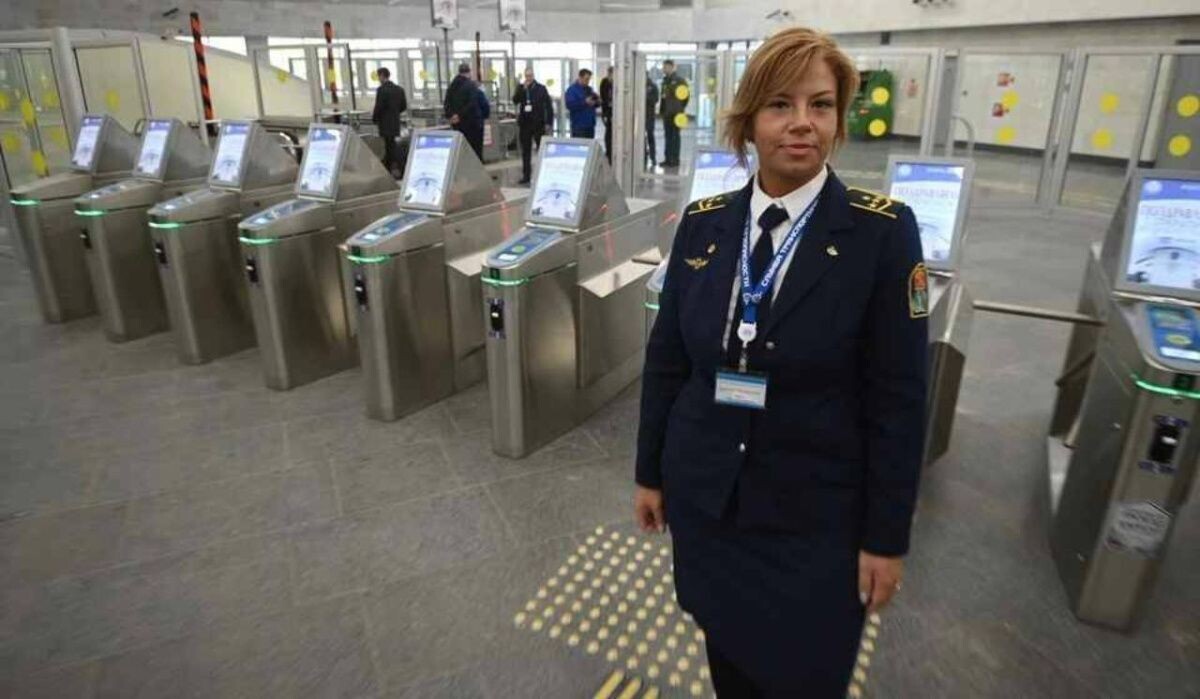     Сотрудник станции метро "Удельная". Источник: kp.ru Автор фото: Алексей Булатов