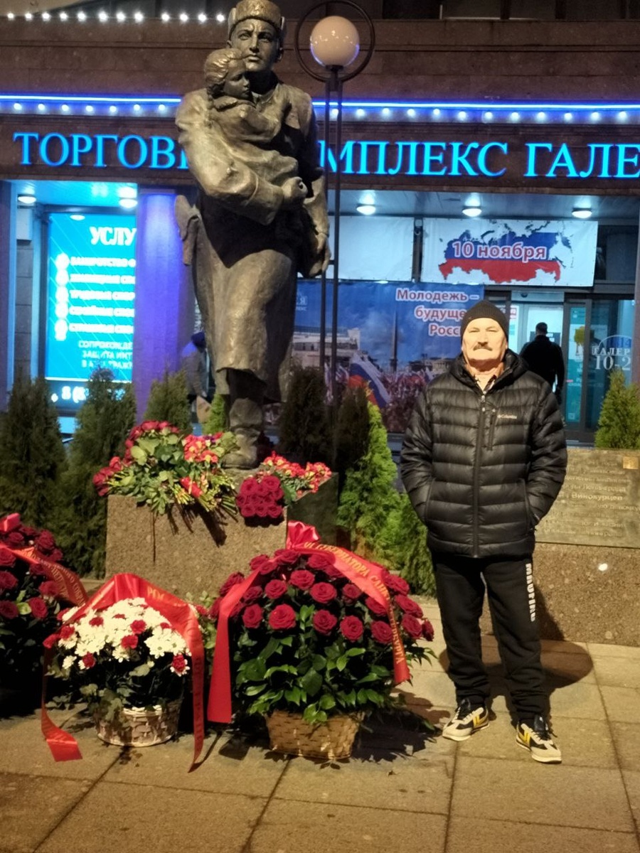 НАШ ДОМ НАХОДИТСЯ НЕДАЛЕКО. Я у недавно открытого памятника.