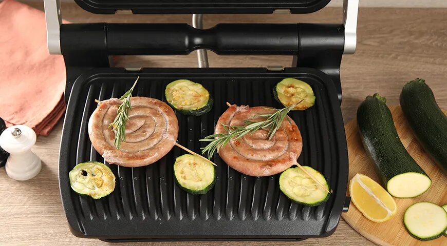   В электрогриле купаты готовят 7–8 минут при температуре 200 °C (Shutterstock/FOTODOM)