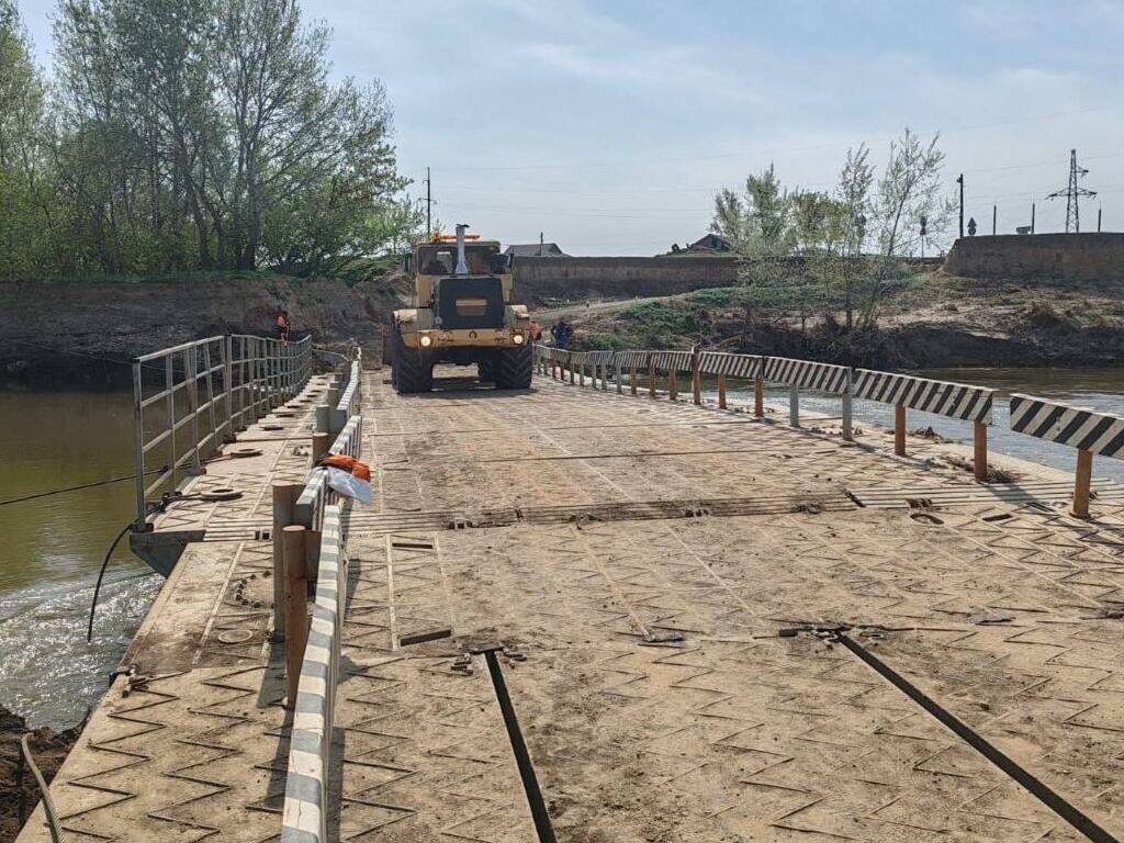    В Соль-Илецком округе открыли движение по понтонному мосту через реку Илек