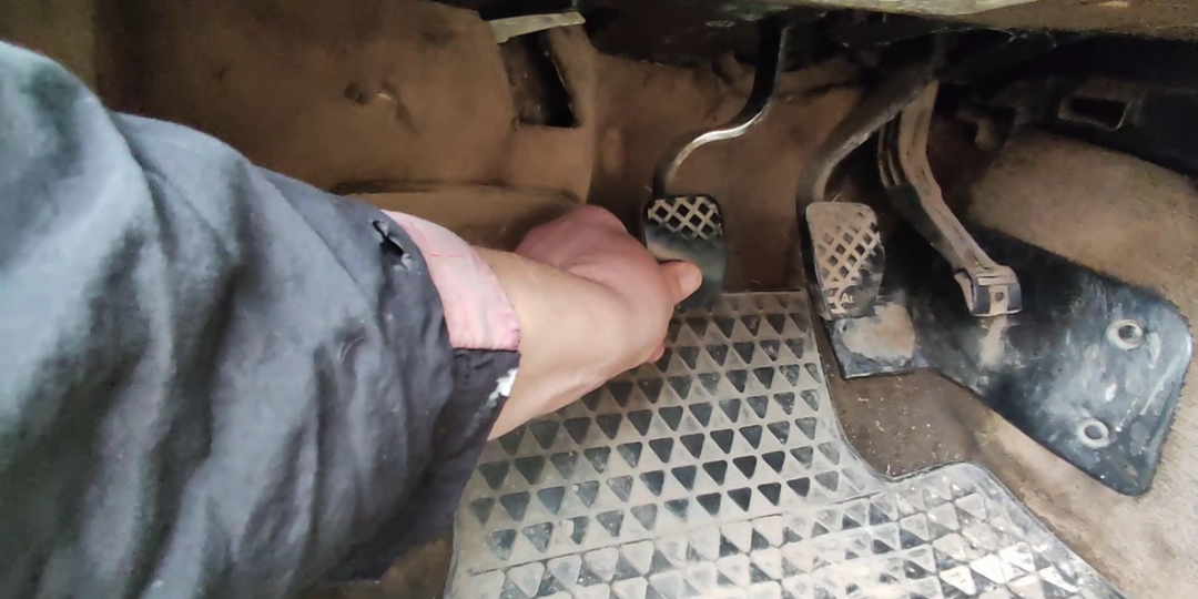 Зря заменил целиндр сцепления. Зато воздух научился удалять