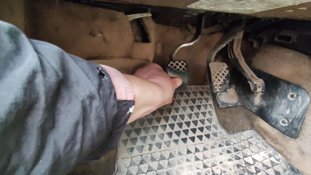 Заедает педаль