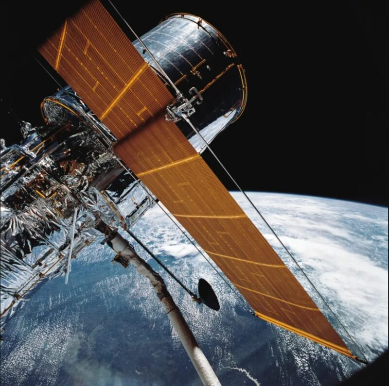 Космический телескоп «Хаббл» вышел на орбиту Земли 25 апреля 1990 года, на следующий день после его запуска на борту космического челнока «Дискавери». Изображение NASA .