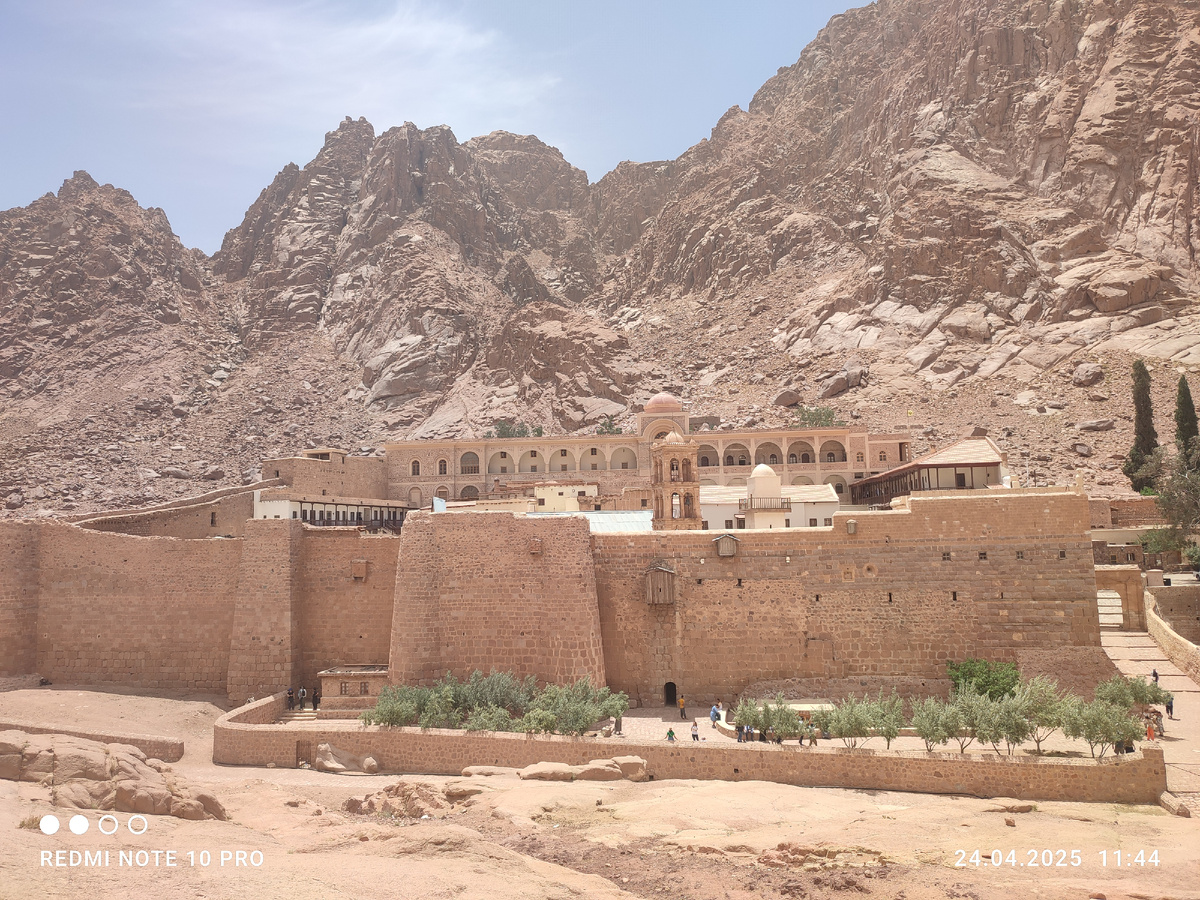 Монастырь святой Екатерины. Личное фото. Сама забиралась вверх, чтобы сфотографировать)