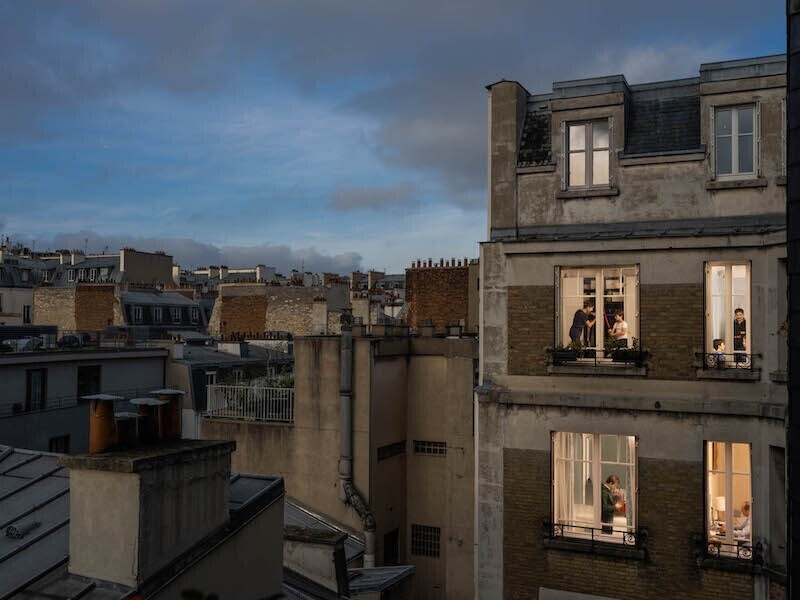    Фотограф предлагает заглянуть в жизнь горожан, снимая окна соседей