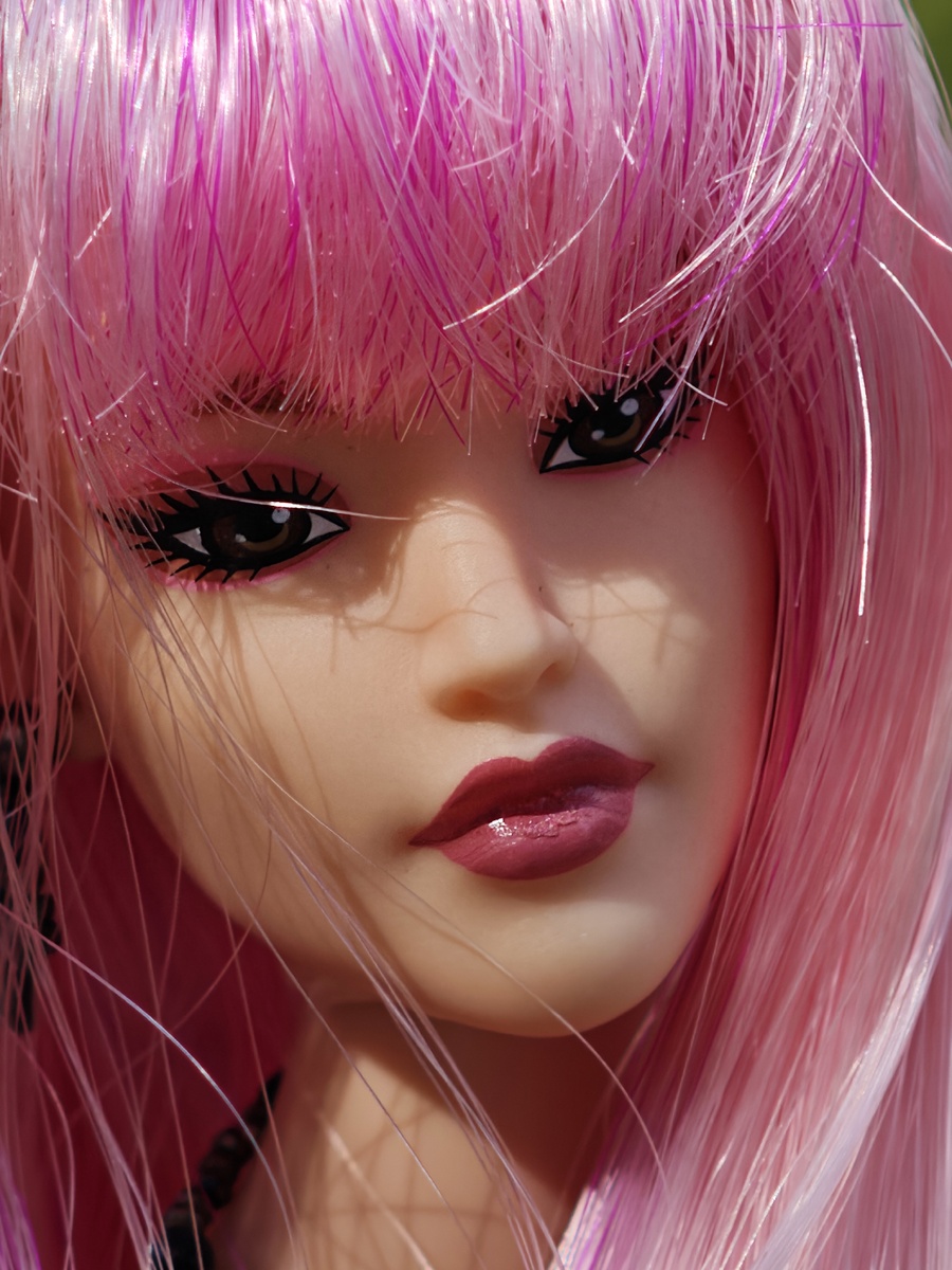 Barbie Basics Kit №2 азиатка, тут как раз видно подтеки краски на губах