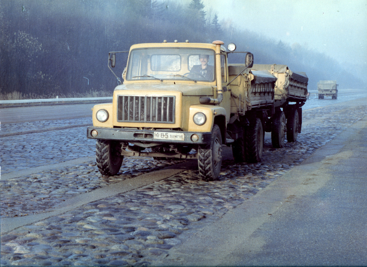 Автопоезд ГАЗ-6008 на булыжной дороге автополигона НАМИ