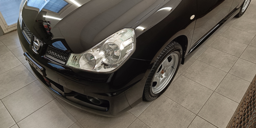 Грубости не терпит! Nissan Wingroad. Тонкий чёрный солид.