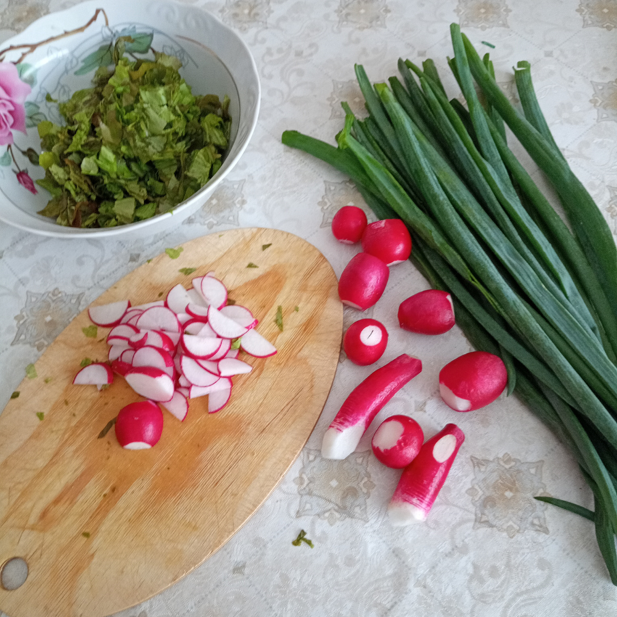 салат, редис и лук, огурцы добавил позже