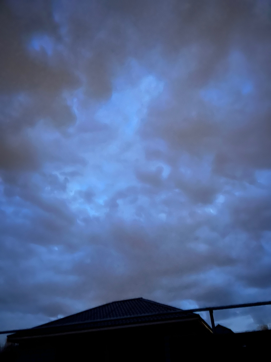 Фото автора для обложки , из сегодня , пока гуляла с собакой , взглянула на небо 😍 мне красиво )