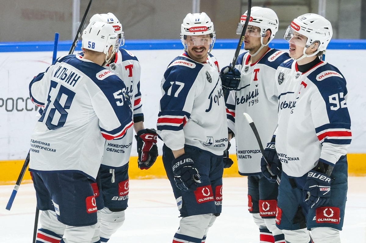    30-летний Денис Александров (в центре) лидирует в плей-офф ВХЛ по количеству заблокированных бросков – 37