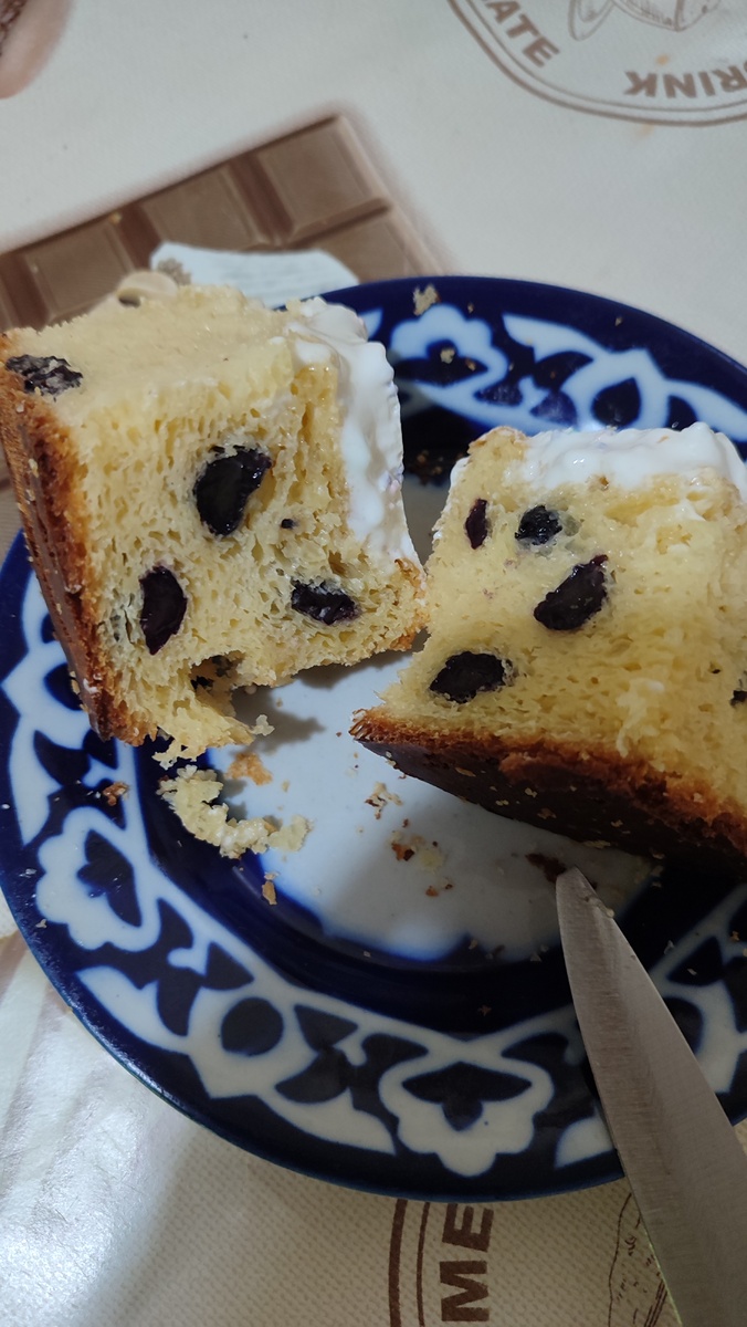 фото кулича в разрезе, правда белковая глазурь еще не до конца застыла, но посмотреть что получилось не терпелось