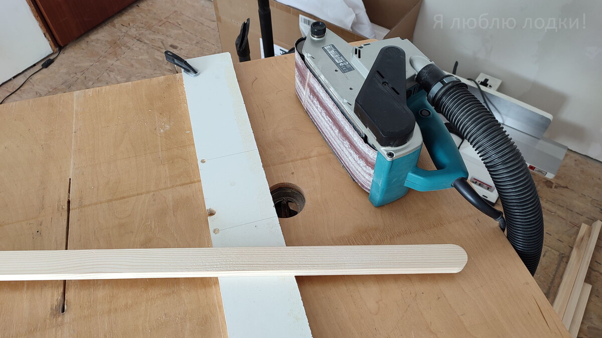 Эта шлифмашинка всегда у меня работает как настольная, а её конструкция хорошо продумана для такого применения - есть несколько вариантов установки на стол