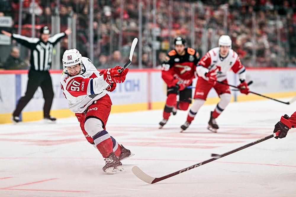    "Локомотив" (игроки в светлой форме) решил судьбу серии с "Авангардом" в долгом овертайме седьмого матча. / РИА Новости