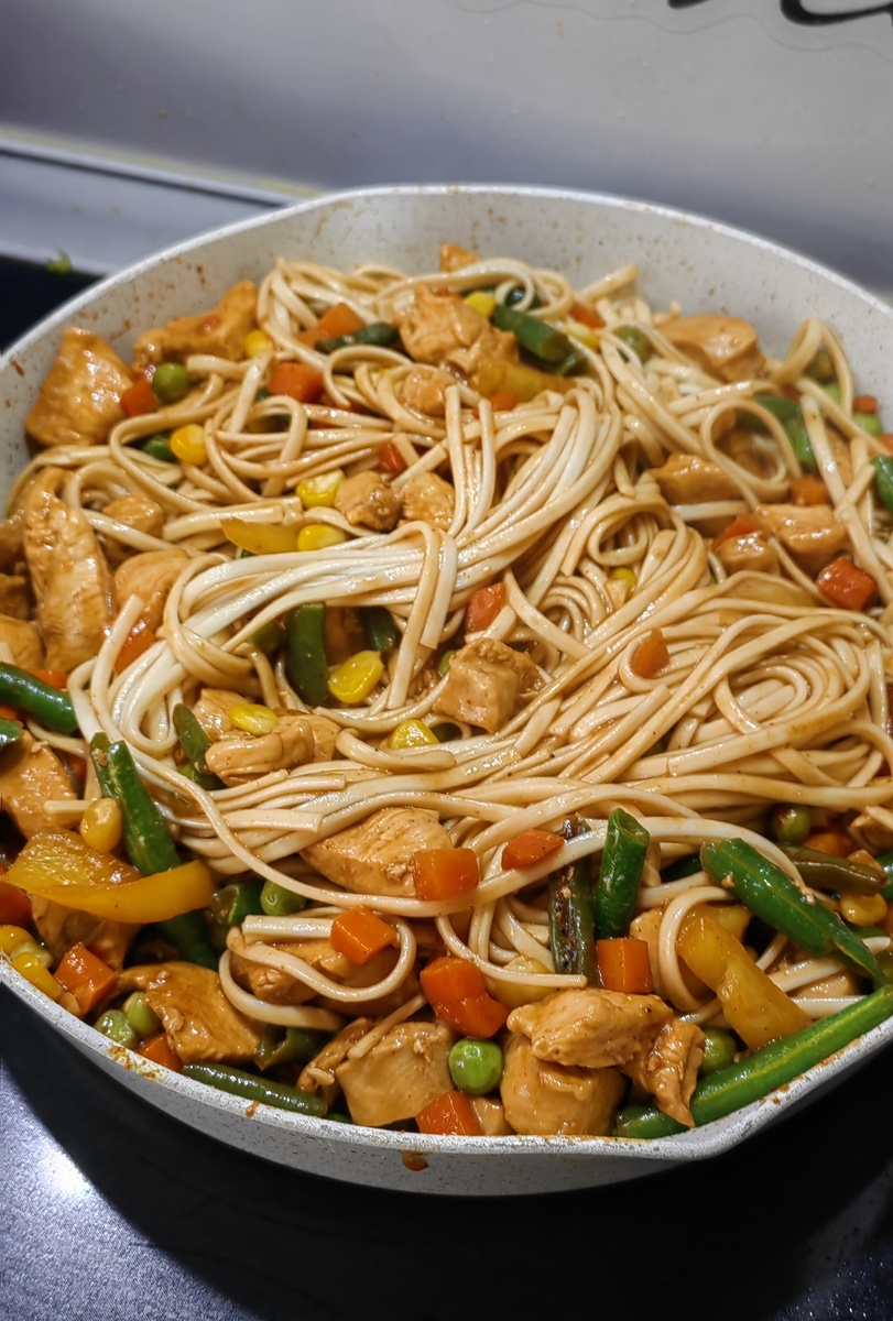 Куриное филе с овощами и лапшой удон