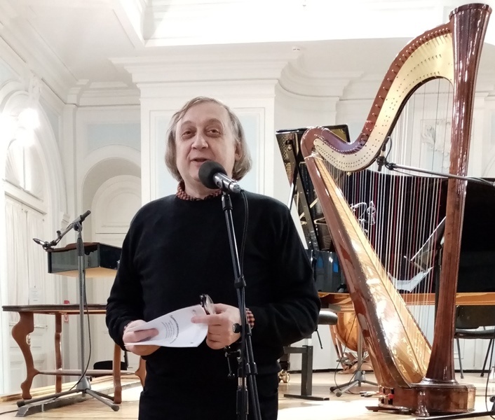 В. Г. Тарнопольский в Рахманиновском зале Московской консерватории. 2021. Фото моё.