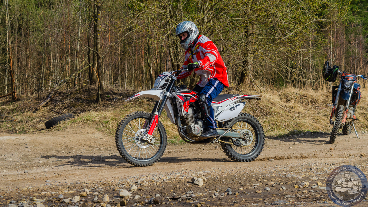 А здесь еще одно из моих хобби — мотокросс. 