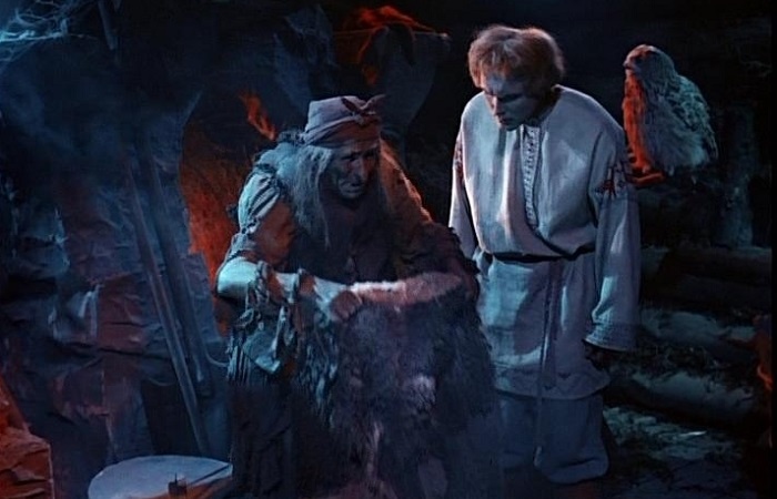 Баба – Яга в сказках выступала как проводник в иной мир, советчик и одновременно - вредитель . Кадр из фильма «Морозко». / Фото: i10.fotocdn.net