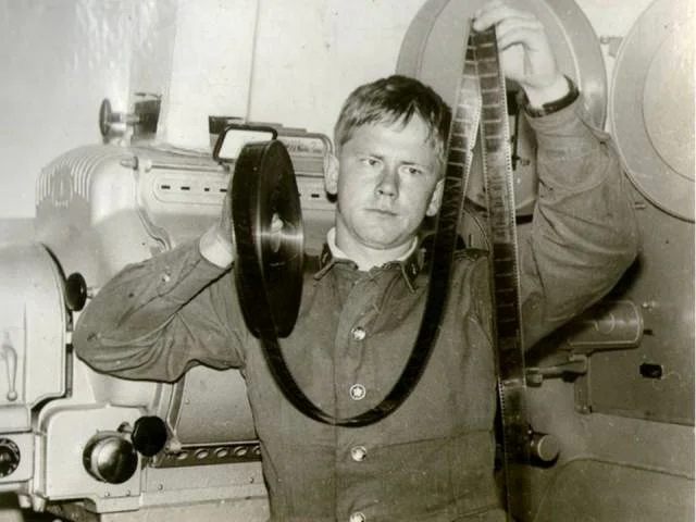 Киномеханик...