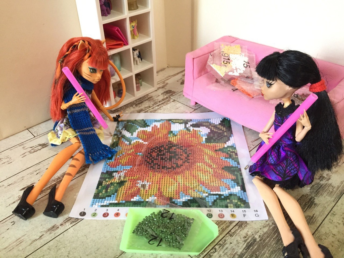 Обожаем алмазную мозаику из Фикспрайс! Для нас такой подарок "вкуснее", чем шоколадка или тортик.