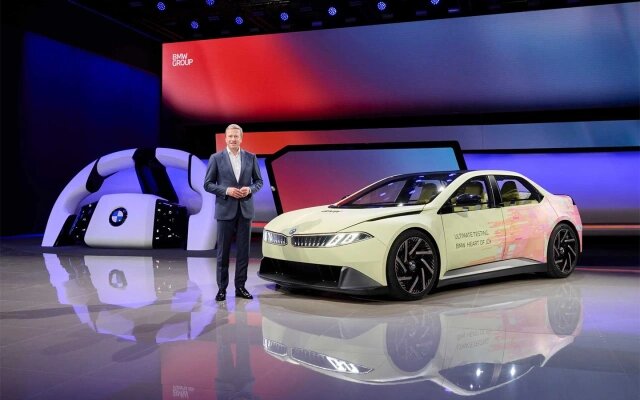 Глава BMW Оливер Ципсе во время презентации на автосалоне в Шанхае (Фото: BMW)