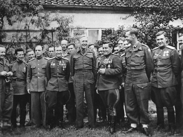 Встреча представителей 47-й армии с британскими союзниками. На фото слева направо: 4-й — генерал-лейтенант А. М. Андреев, командир 125-го стрелкового корпуса; генерал-лейтенант Брайан Хоррокс, командир 30-го армейского корпуса (Великобритания); генерал-лейтенант Михаил Анашкин, командир 129-го стрелкового корпуса; ? ; полковник М. И. Павалий, начальник оперативного отдела штаба 47-й армии