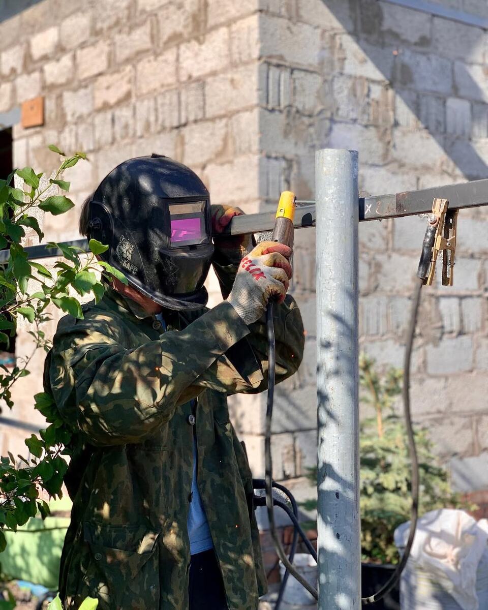 Привариваю профиль к столбу