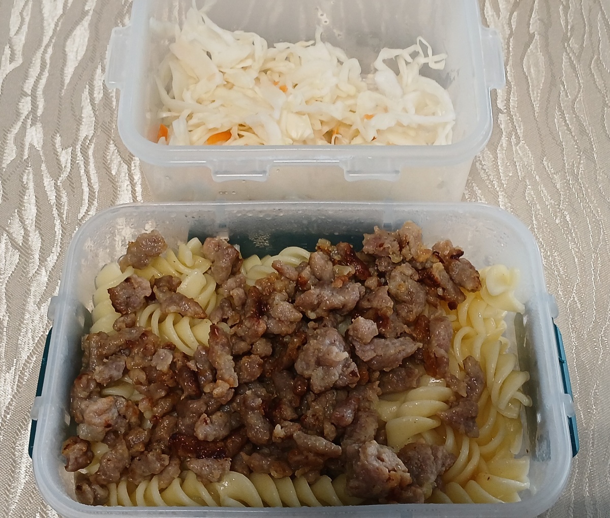 Фарш с макаронами. Салат морковь и капуста. Чай без всего (сегодня за кадром).