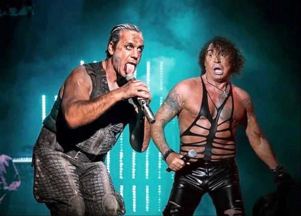 ЭТО НЕ КАДР ИЗ ФИЛЬМА, А ВЫСТУПЛЕНИЕ НА ОДНОЙ СЦЕНЕ ЛИДЕРА ГРУППЫ РАМШТАЙН / Rammstein  ТИЛЛЯ ЛИНДЕМАННА И ЛЮБИМЦА РОССИЙСКОЙ ПУБЛИКИ ВАЛЕРИЯ ЛЕОНТЬЕВА / / КОЛЛАЖ ОТ КЛОДА М@НДЕ / Klod Mande/  ВАЛЕРИЙ ЛЕОНТЬЕВ ГОЛОСОМ ФИЛИППА КИРКОРОВА : " ЭТО Я ОПЯТЬ НЕ В ДВЕРЬ ПОПАЛ !"