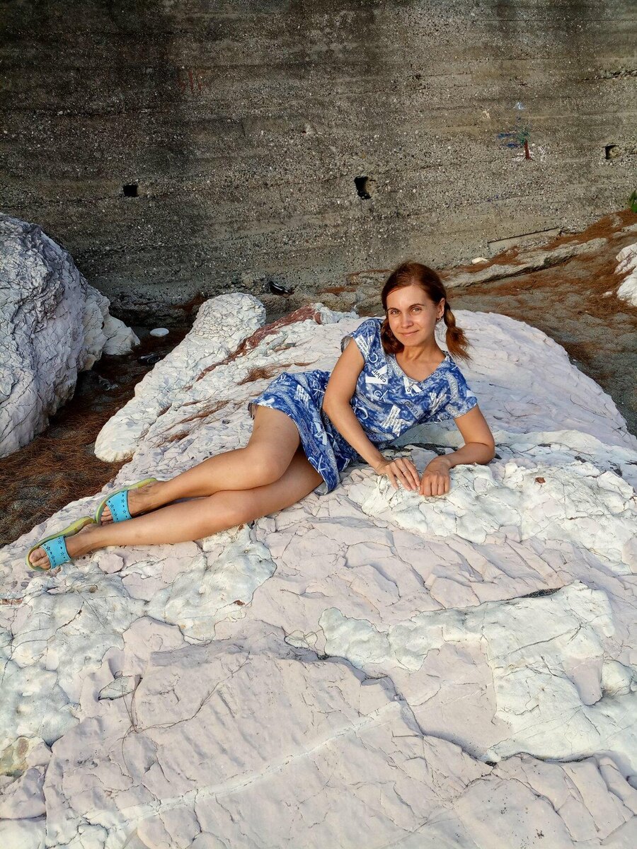 Белые скалы в поселке Цандрипш.