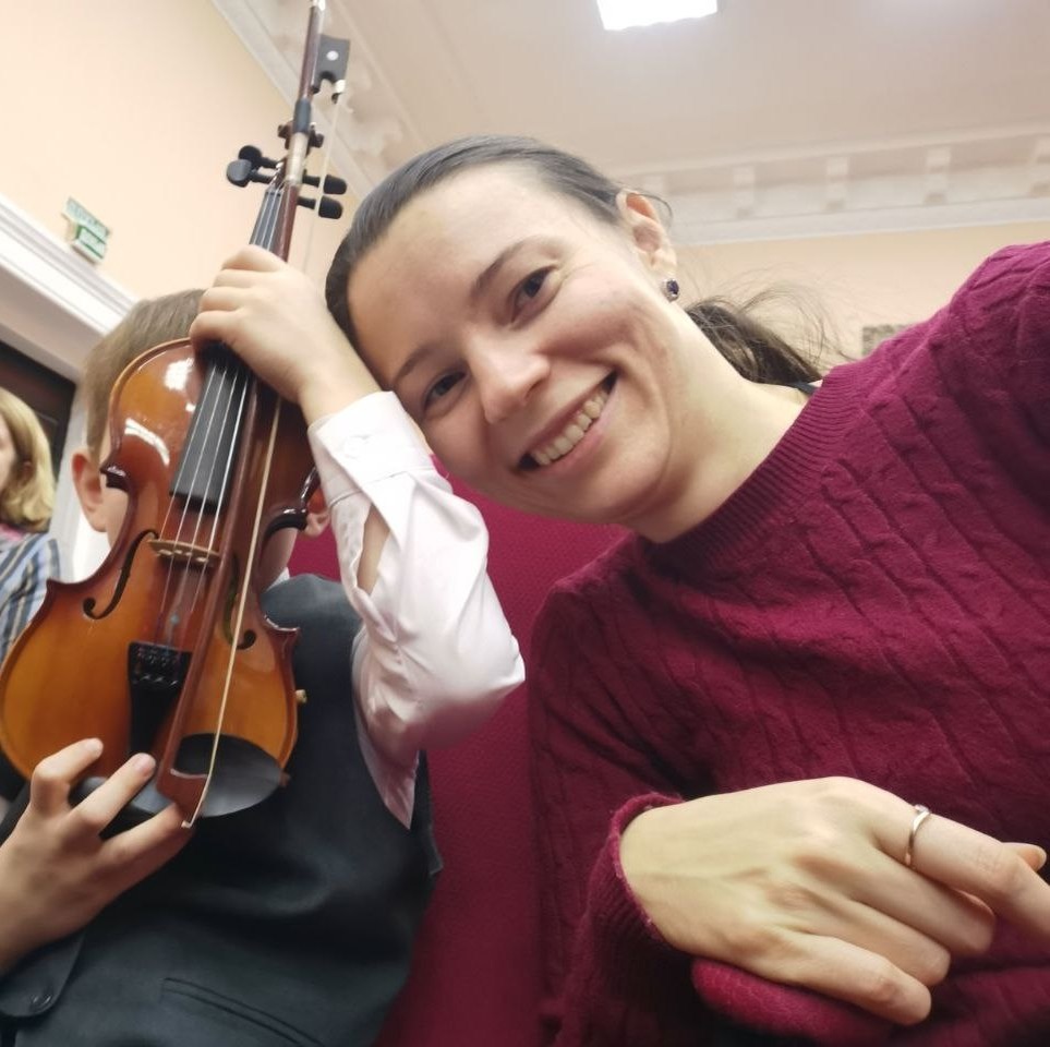 Раньше я писала про музыкальную школу. А потом на струнное отделение пошле учиться мой второй сын - Миша. Теперь он учится в 3 классе по скрипке, дополнительно играет на фортепиано. На фото с Мишей на концерте в 2022 году.