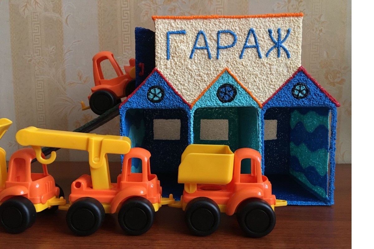 3 машиноместа на первом этаже и 1 на втором