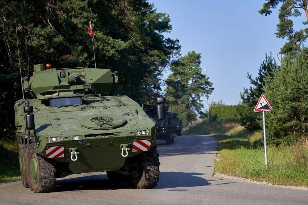 В частности, закупка включает 27 дополнительных БМП Boxer Vilkas, поставки которых запланированы на период с 2027 по 2029 год. Фото: Министерство обороны Литвы