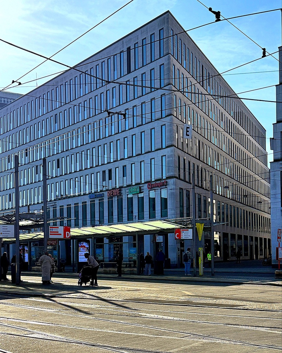 Наша гостиница, находится прямо возле железнодорожного вокзала.Фото от автора.Тамара Вибе. 7.03.25 