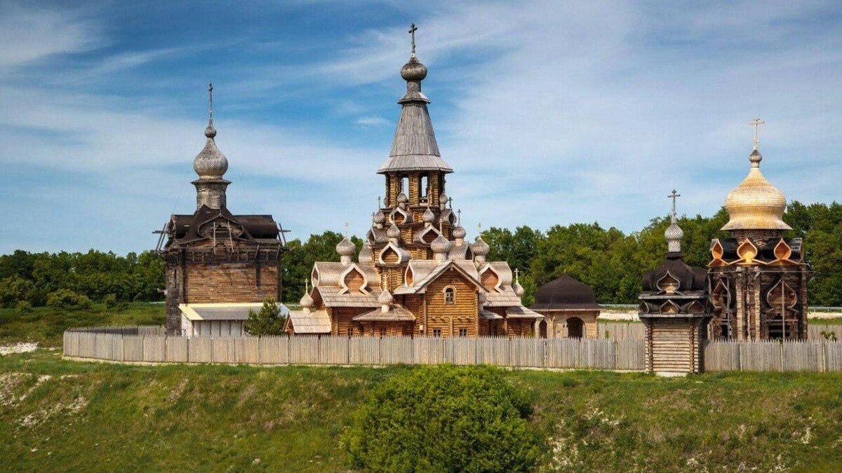 Пожар в храмовом комплексе начался после прилета беспилотника. Источник: Телеграм-канал Белгородской и Старооскольской епархии