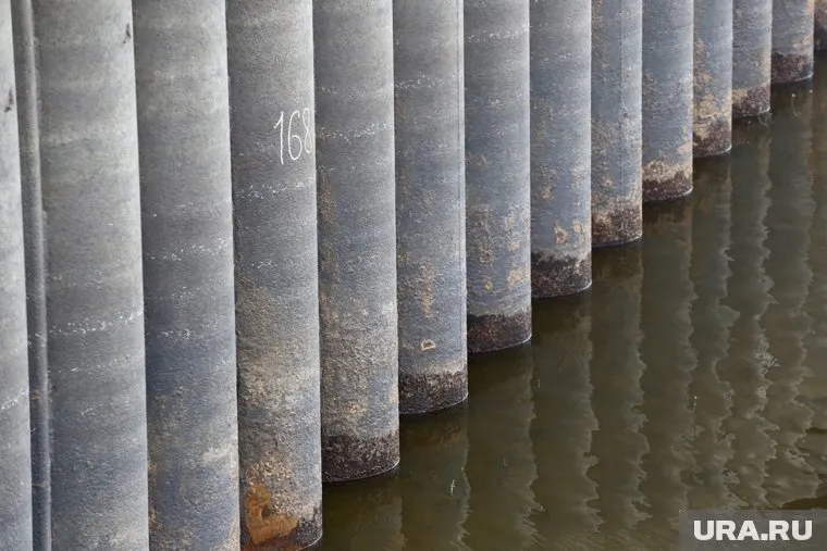 Вода заполнила лестничные сходы первого яруса
Фото: Денис Моргунов © URA.RU