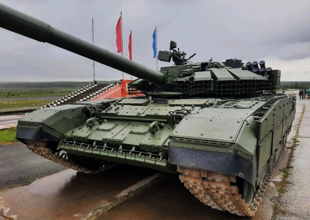 Общие виды Т-72Б3М образца 2022 года. Видны дополнительные контейнеры ДЗ на ВЛД корпуса (монтируются не на всех машинах).  Фото: Владимир Адам