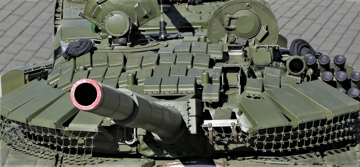 Башня танка крупным планом. Хорошо видны контейнеры "Контакта-1" и противокумулятивные/противодроновые защитные сетки, закрепленные на скуловых блоках ВДЗ.