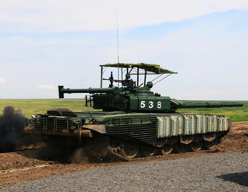 Один из первых публичных показов танка Т-72Б3М с дополнительным защитным козырьком на крыше башни. Полигон Кадамовский, Ростовская Область, Южный Военный Округ. Июнь 2021 года.                                                                                                                                                         Фото: mil.ru