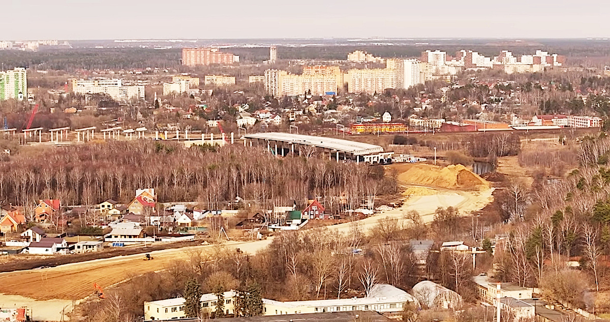 Вид сверху на строительство автодороги ЮЛА в пойме р. Пехорка в 3 декаде марта 2025 года, кадр из видео из открытых источников

