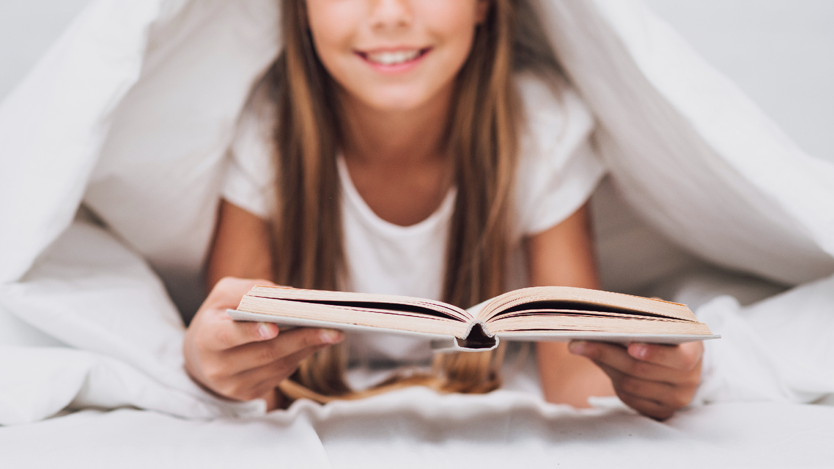 https://ru.freepik.com/free-photo/little-girl-reading-book-bed_5429405.htm