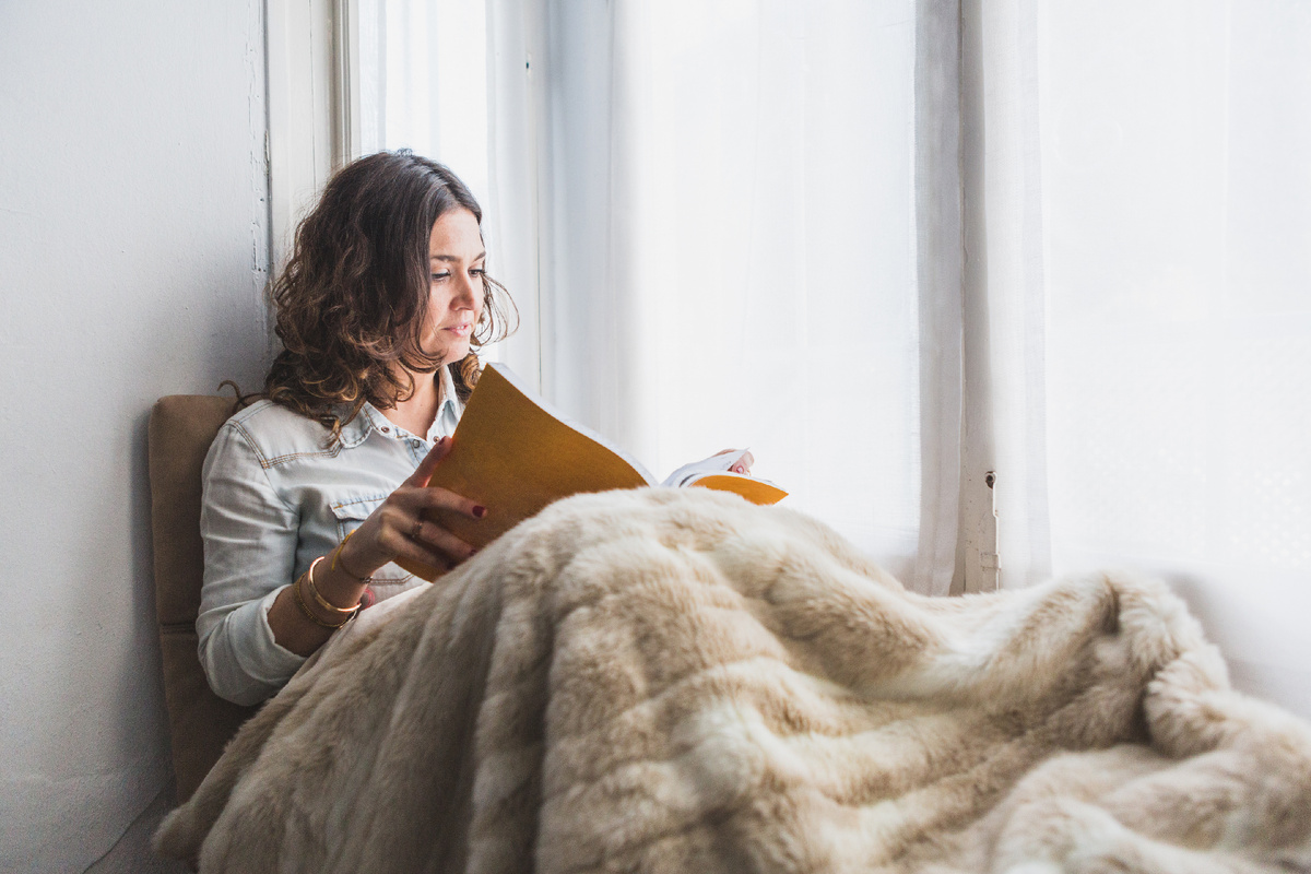 https://ru.freepik.com/free-photo/young-woman-reading-book-by-window_1054891.htm