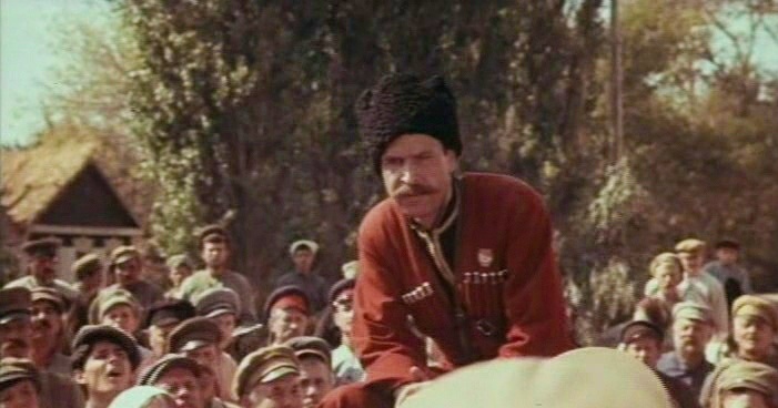 Буденный разговаривает с казаками. Кадр из х/ф "Оглашению не подлежит", 1987г.