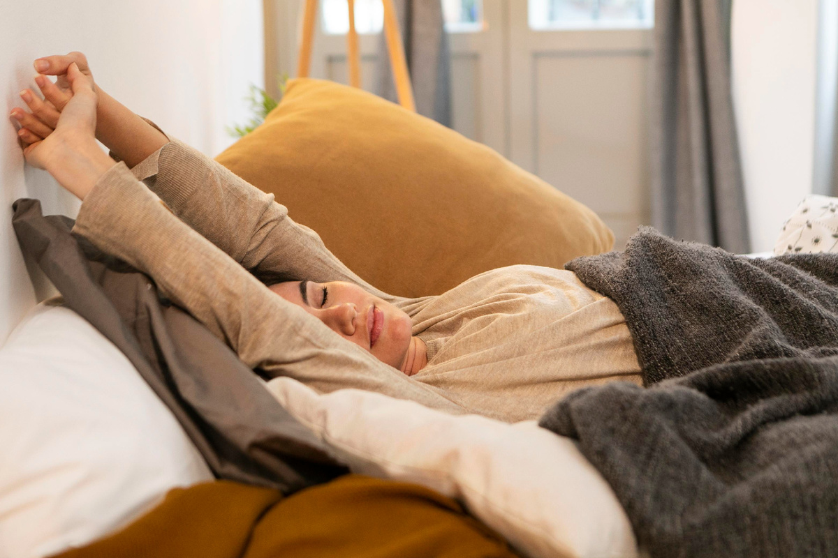 https://ru.freepik.com/free-photo/young-woman-stretching-bed_12067238.htm