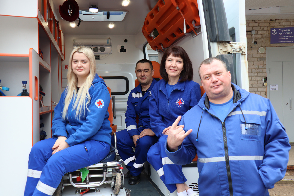 Анастасия, Максим, Наталья и Алексей - фельдшеры бригады скорой медицинской помощи
